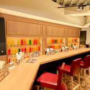 カラーボトルが並び、ガラス張りの製麺室がある店内は、ラーメン店らしからぬオシャレさ。明るい照明や清潔感あるホワイトで統一された食器、若くて明るいスタッフのおもてなしなど、女性一人でも気軽に楽しめます。