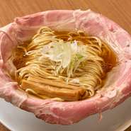 名古屋コーチンを使用した日本最高級の鶏がらスープや、最大5枚まで贅沢にトッピングできる丼を覆うほどのレアチャーシュー、全粒粉使用の自家製麺など、素材にこだわりあり。豊かな風味と深い旨みを楽しめます。