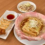 ドーム球場やテーマパーク、ホールなどにも近い【ラーメン大戦争TOKYO 水道橋店】は、カップルのデートにもぴったり。イベント前後の食事にも、こだわり自家製麺の本格ラーメンを楽しんで。