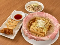 ・ラーメン（ピストル／TOKYOピストル／自由TOKYO／錆びた刃より選択）
・炙りチャーシュー丼
・黒豚餃子3個
・特選醤油から揚げ1個
