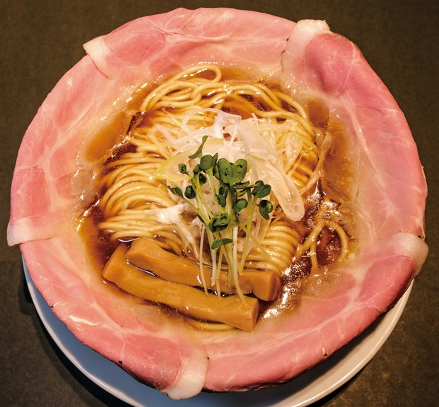 濃厚な鶏の深み！『鶏攻め醤油ラーメン　TOKYOピストル』