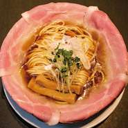 関西の行列店から生まれた【ラーメン大戦争】の看板メニュー『ピストル』を、TOKYOスタイルにバージョンアップ。濃厚な鶏の深い旨みを味わえる珠玉の一杯に仕上げました。水道橋店限定のメニューです。