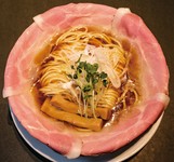 濃厚な鶏の深み！『鶏攻め醤油ラーメン　TOKYOピストル』