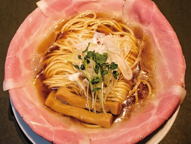 濃厚な鶏の深み！『鶏攻め醤油ラーメン　TOKYOピストル』