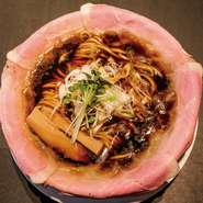 【ラーメン大戦争】の数量限定メニューである『自由』を、より奥行きのあるTOKYOスタイルにバージョンアップした同店限定メニュー。煮干しの旨みと深みをプラスした、関東人好みの味わいです。