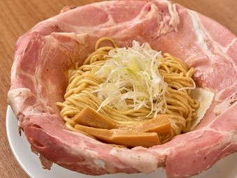 ピリ辛味変でさらにおいしく『汁なし醤油ラーメン　錆びた刃』