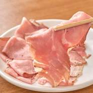 低温調理して産地より瞬間冷凍で仕入れた「チャーシュー」は、丼を縁取るインパクトだけでなく、トロリと柔らかいうえに濃厚な旨みが溢れ出すおいしさが魅力。【ラーメン大戦争】を代表する食材です。
