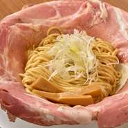 【ラーメン大戦争TOKYO】で使っている麺は、すべて店舗内の製麺室でスタッフが打つ「自家製麺」。常に麺の状態を気遣いながら、一つひとつの工程を丁寧に行い、最高の麺を提供できるようこだわっています。