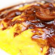 とろとろタマゴに包まれたオムライス＆とろーりデミグラスソースの相性抜群。チキンライスに含まれた“しまなみ海道”でつくられたソーセージがアクセント！ミニサラダとランチスープも付いて、満足感◎