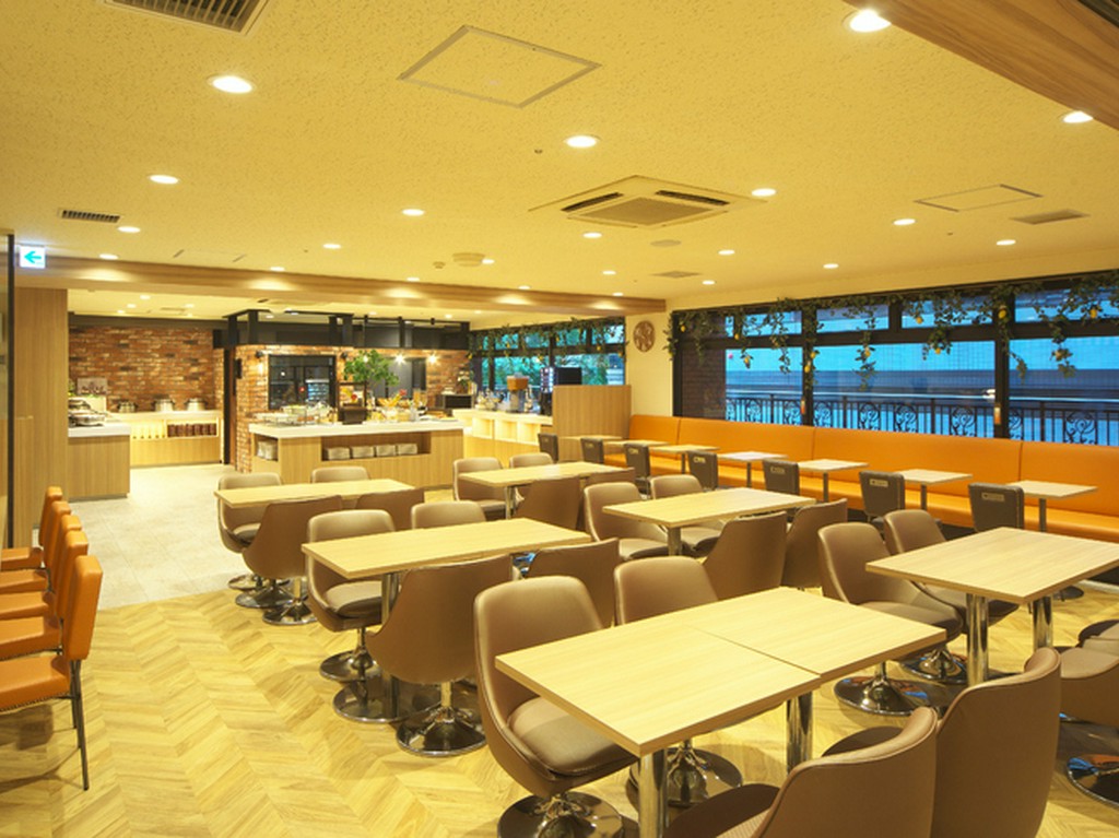 全80席、内観全体　馬車道レンガの内装を施しました。