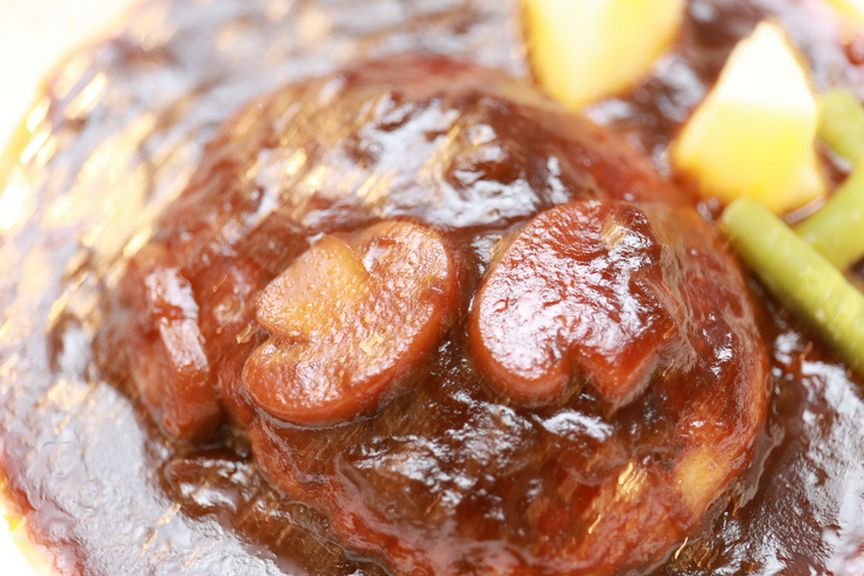 ふっくらジューシーなハンバーグとデミグラスの贅沢な味わい