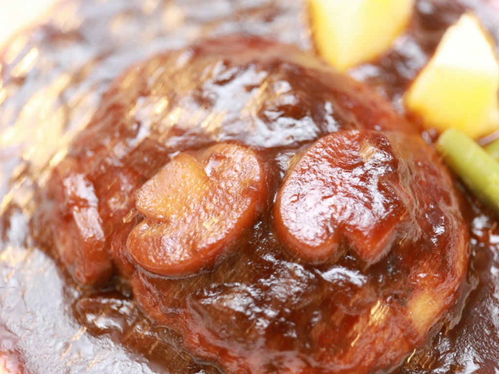 ふっくらジューシーなハンバーグとデミグラスの贅沢な味わい