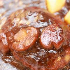 ふっくらジューシーなハンバーグとデミグラスの贅沢な味わい