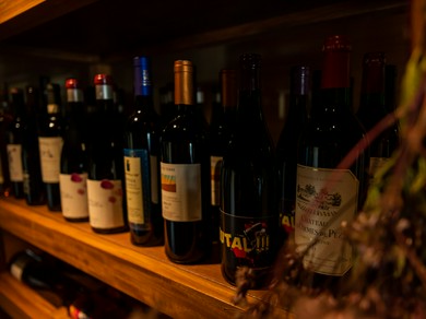 和と洋の要素をもつ料理に合わせ、多彩なナチュラルワインを提案