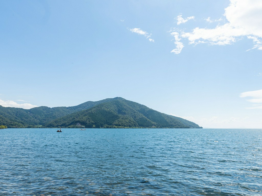 湖畔の観光地とは距離を置く、美しき「奥琵琶湖」を眺めながら