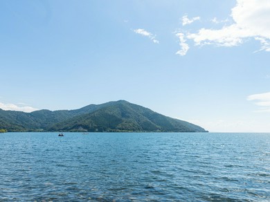 湖畔の観光地とは距離を置く、美しき「奥琵琶湖」を眺めながら