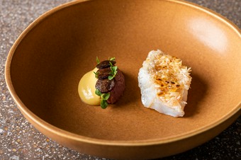 ピューレとジャムで味わうモダンな松笠焼き『甘鯛、とうもろこし、玉ねぎ、きくらげ』