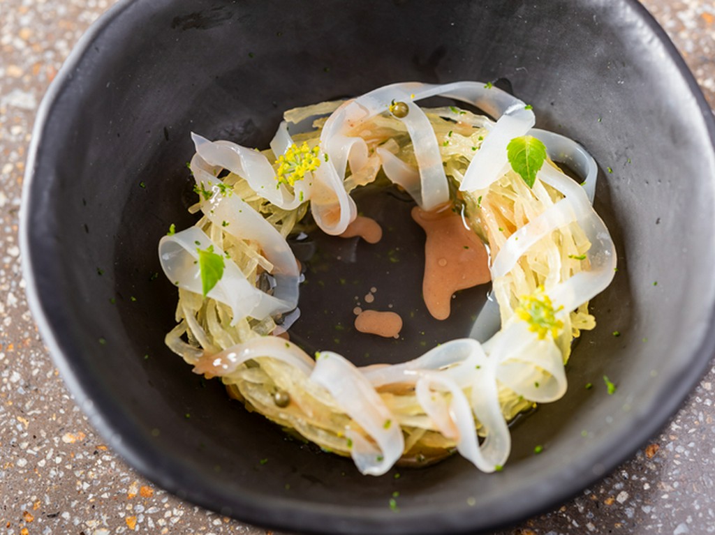 湖北の食材とアメリカ人シェフの視点が融合する韓国冷麺『アカイカとそうめん南瓜』