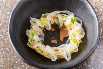 湖北の食材とアメリカ人シェフの視点が融合する韓国冷麺『アカイカとそうめん南瓜』