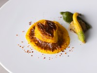 冬が旬のイメージがある鱈は、シェフが「産卵期の冬より身がしっかりした夏がおいしい」と函館の漁港で教わってから夏に使用している。適度に水分を抜き、香ばしくムニエルにした後ソースショロンで仕上げます。