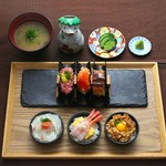 ＜手巻き寿司３種＞
１とろたく手巻き
２サーモンいくら手巻き
３うな玉手巻き

＜おちょこ丼３種＞
４白身魚とネギ明太丼
５あまえびとかに丼
６鶏そぼろの親子丼