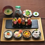 ＜手巻き寿司４種＞
１とろたく手巻き
２サーモンいくら手巻き
３うな玉手巻き
４まぐろ三昧手巻き

＜おちょこ丼４種＞
５白身魚とネギ明太丼
６あまえびとかに丼
７鶏そぼろの親子丼
８ローストポーク丼