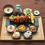 手巻き寿司5種
1とろたく手巻き
2サーモンいくら手巻き
3うな玉手巻き
4まぐろ三昧手巻き
5海老天むす手巻き
おちょこ丼5種
6白身魚とネギ明太丼
7あまえびとかに丼
8鶏そぼろの親子丼
9ローストポーク丼
10うにく丼