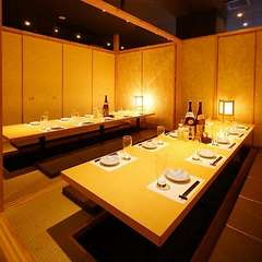 会話を楽しみたい夜にも最適な落ちついた店内