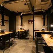 洗練されつつも木の温もりを感じる内装と、柔らかな照明が調和するモダンな店内。スペースをのびのびと活かした空間は、オシャレでありながらもオープンな印象。ゆったりと焼肉や大切な人との会話を楽しめます。