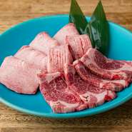 世代を問わず人気のタンを三点盛り合せで提供。厚切り・上タン・タン下と、厚みや部位によっても異なる旨みや食感を食べ比べできる、贅沢な一皿です。