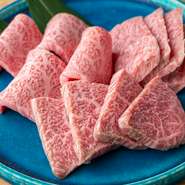 スペシャリスト厳選の霜降り肉を楽しめる一皿。霜降りながらもサラリと上質な脂は、心地良い余韻をもたらします。赤身肉の旨みに定評がある【城と七宝】が、自身を持って薦める霜降り肉をぜひ賞味あれ。