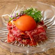 上質なお肉を丁寧に燻し、ユッケとして纏め上げた逸品。口に入れた瞬間、さくらチップの豊かな香りと、特製ダレ、お肉そのものが持つ濃密な旨みが広がります。素材にこだわりがあるからこそ提供できる自信作です。