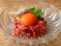 際立つ香りに、肉の旨み『燻煙ユッケ』