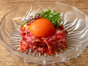 際立つ香りに、肉の旨み『燻煙ユッケ』