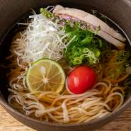 焼肉の後にも食べたくなる、麺もスープも計算された〆の逸品。和牛すじから抽出した旨みと、伊賀の醤油が醸し出す奥深い味わいが、食後の満足感をさらに高めてくれます。