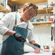 おいしいお肉も緊張せずに味わっていただけてこそ。隠れ家的な佇まいに対してオープンでモダンな雰囲気の店内や、接客時のコミュニケーションも重視し、リラックスして焼肉を楽しめるお店作りに取り組んでいます。