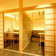 2部屋ある個室は4名用と6名用。部屋の仕切りを外せば12名までの会食に利用できます。ハレの日の食事会や接待、記念日など水入らずの時間を心置きなく満喫できる人気席。（別途個室利用料金が発生します）