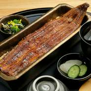 備長炭で香ばしく焼き上げた看板メニュー。鰻の中でも一際大きく肉厚なものだけを厳選しています。目利きから捌き・焼きと職人のこだわりがしっかりと凝縮された逸品です。（一本重・小鉢・肝吸・漬物）