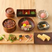 昼接待にもふさわしい充実した会席です。色々な料理を少しずつ味わいたい女性にも好評。彩りも豊かな季節のおいしさと鰻を楽しめます。（先付・お刺身三種・う巻き・小鉢・ミニまぶし・甘味）内容が変わる場合あり