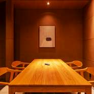 店内は木を基調に壁紙に和紙を用いた、モダンなテイスト。30坪に対して全19席と、1人あたりのスペースにも十分に余裕を持たせているため、会話もお酒もリラックスして楽しめそうです。
