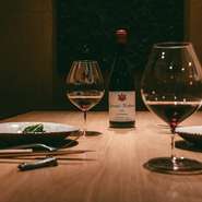 店内は木を基調に壁紙に和紙を用いた、モダンなテイスト。30坪に対して全19席と、1人あたりのスペースにも十分に余裕を持たせているため、会話もお酒もリラックスして楽しめそうです。