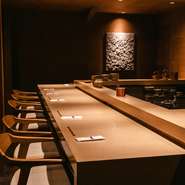 カウンターを主体とした癒しの空間は、1人使いにも最適。窮屈さを感じさせない空間づくりのため、カウンター席でのびのびと一杯と楽しめます。ゆったり“自分の時間”を満喫できそうです。