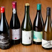 ソムリエである店主が選び抜いたナチュラルワイン。ボトル総数は100種類にものぼるとか。お店ではおすすめのワインの紹介もしてくれるため、ワイン初心者も安心して楽しめます。