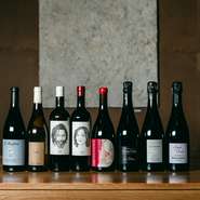 ソムリエである店主が選び抜いたナチュラルワイン。ボトル総数は100種類にものぼるとか。お店ではおすすめのワインの紹介もしてくれるため、ワイン初心者も安心して楽しめます。