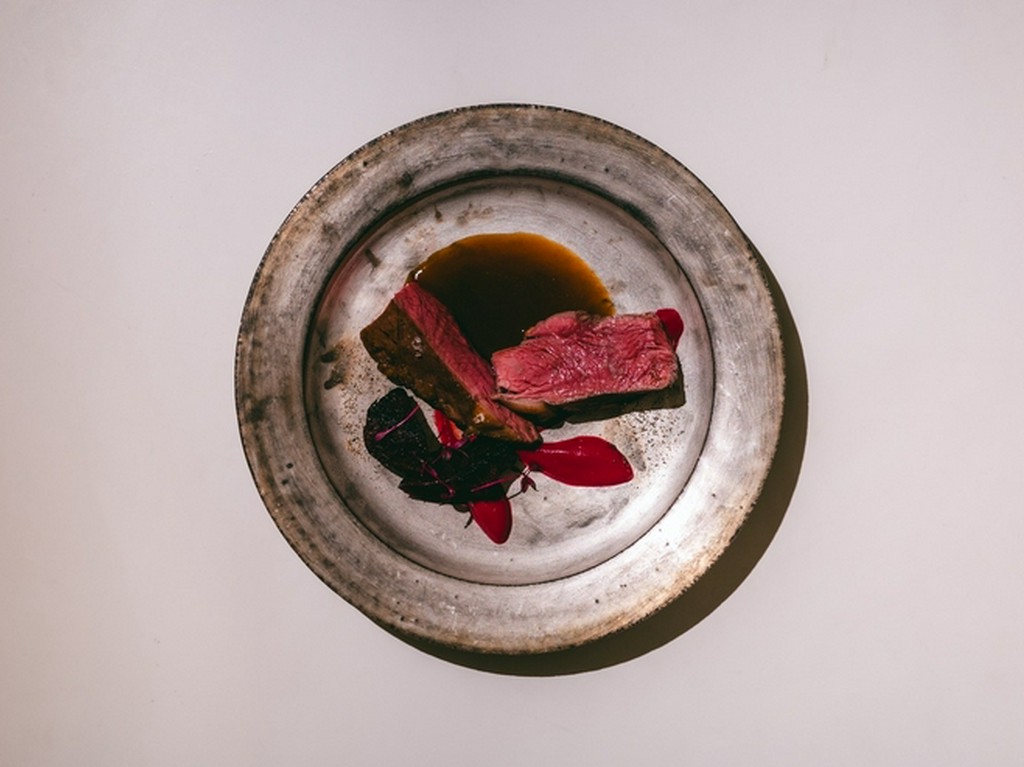 白老産 蝦夷鹿のロースト　ビーツトトロフランボワーズ