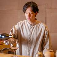 ひとつの食事をエンターテイメントとして楽しんでいただけるように。接客時には“間”を重視しているという松村氏。空間へのこだわりはもちろん、お客さまに合ったリズムや距離感でのサービスも意識しています。
