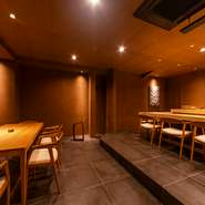デートや友人同士にも気兼ねなく利用できるお店。メインとなるカウンターに加えて、テーブル席も6席あるため、ちょっとオシャレな女子会を繰り広げたいときにも活躍してくれます。
