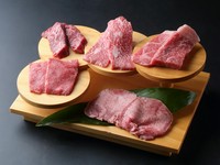 四條畷の飯盛城の石垣をイメージした器にオススメの厳選肉5種
カップルに人気のメニューです。