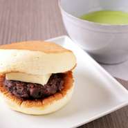 名古屋のソウルフード「つぶあん」と「バター」をはさんだ、パンケーキのようなどらやき。とってもやわらかく、日本茶やコーヒーのお供にピッタリです。抹茶味の生地も人気。