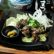 程よい弾力のある宮崎地鶏のモモ肉に炭火の香りをまとわせた、噛むほどに味わい深い一品です。添えられたキャベツが肉の旨みを吸収し、主役級のおいしさに。鉄製のお皿を使っているため、いつまでも熱々が続きます。